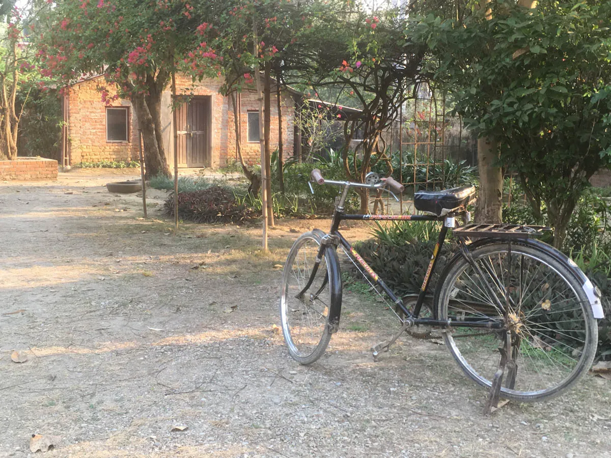 Binnen het meditatiecentrum, de fiets van een van de tuinmannen