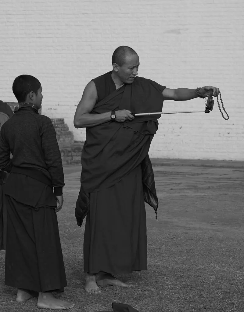 Een monnik met een selfie stick